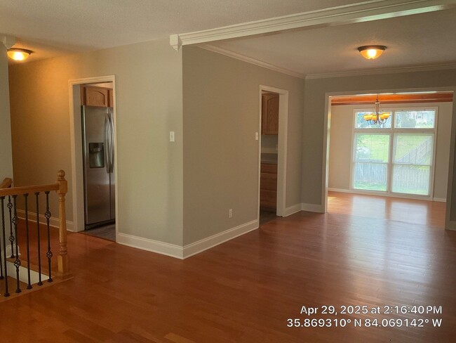 Building Photo - 3 Bedroom / 2.5 Bath House Available Now