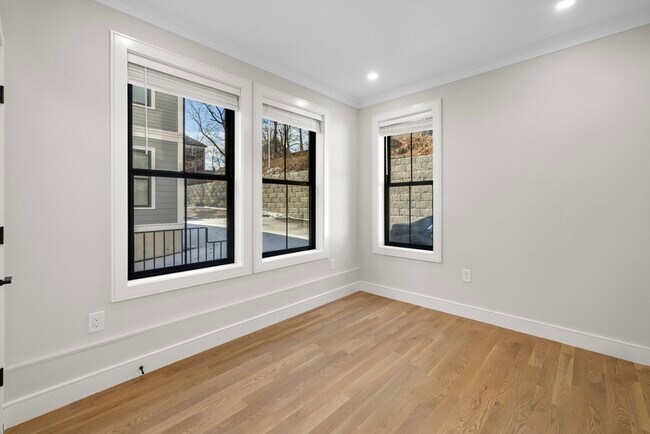 Building Photo - 279 Lamartine St