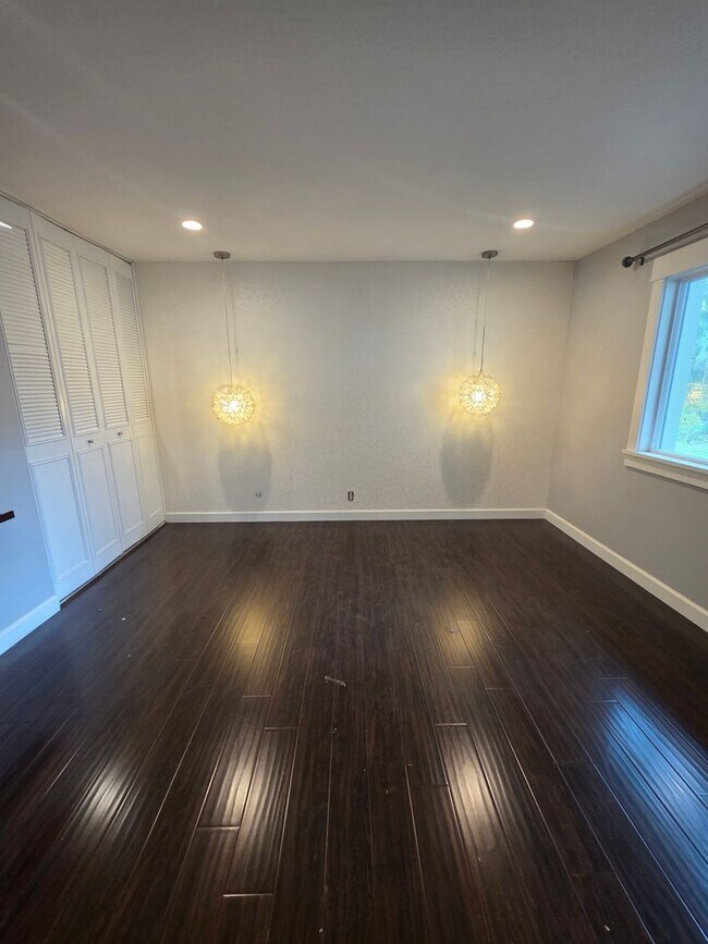 Building Photo - 2 Story 2bd/1.5ba  Townhouse near Commute ...
