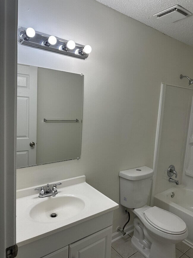Building Photo - 4106 Hawthorne Cir