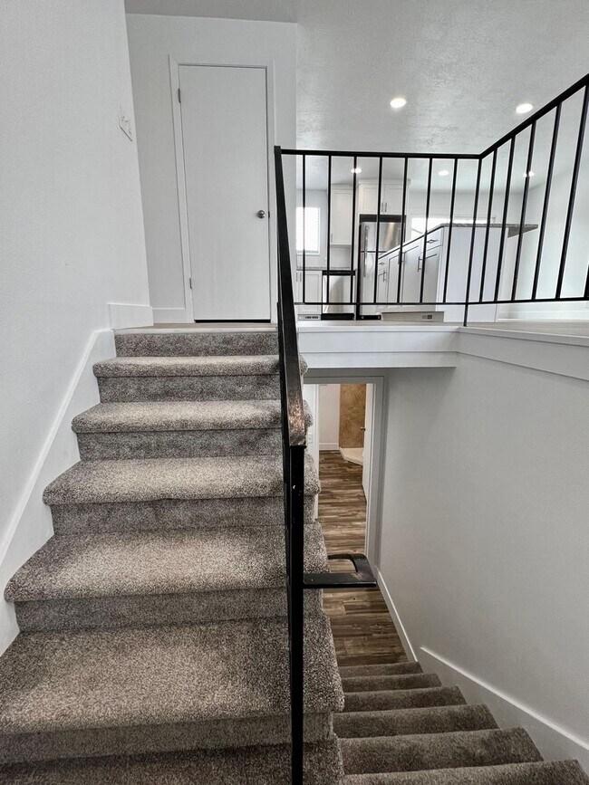 Building Photo - Beautiful remodeled 5 bed 2 bath home