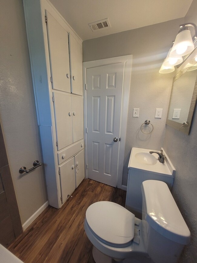 Building Photo - 3 bed 1 bath with 1 car garage!
