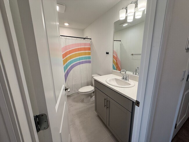 Building Photo - 3 Bedroom 2.5 Bath Townhouse W/1 Car garag...