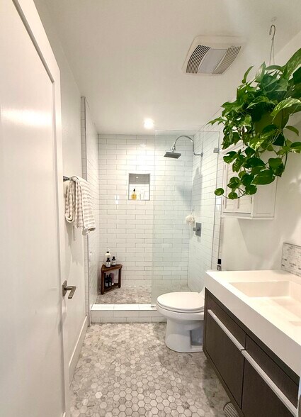 Building Photo - 3309 Bayview Dr