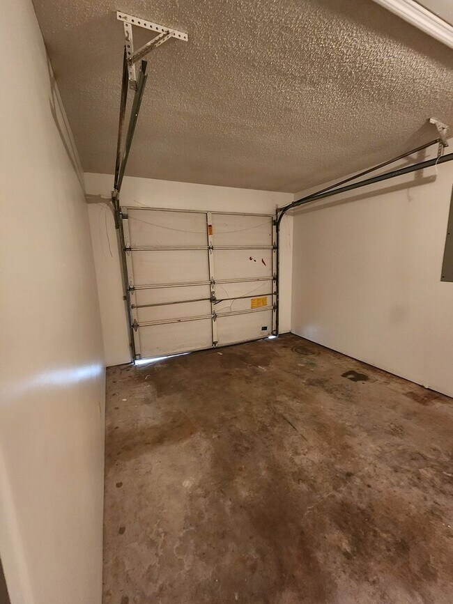 Building Photo - 908 Primrose Ln