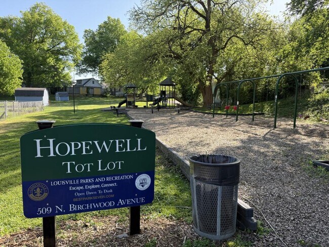 Building Photo - 2901 Lindsay Ave