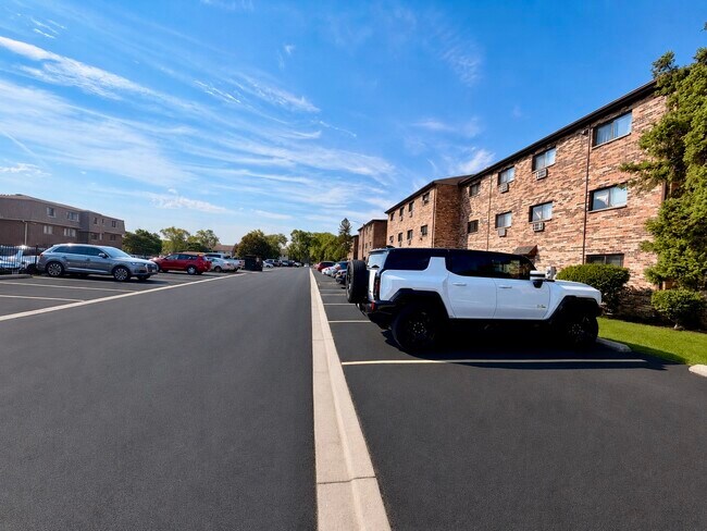 Building Photo - 1510 N Silver Ln