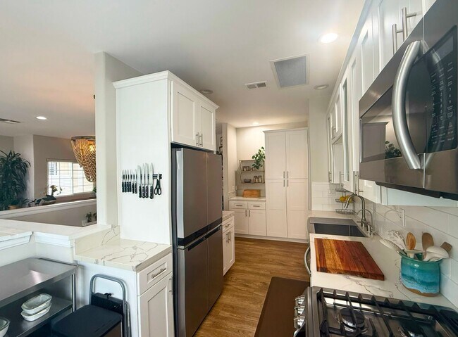 Building Photo - Stylish 3BR/2BA Coastal Home Just Blocks from the Beach