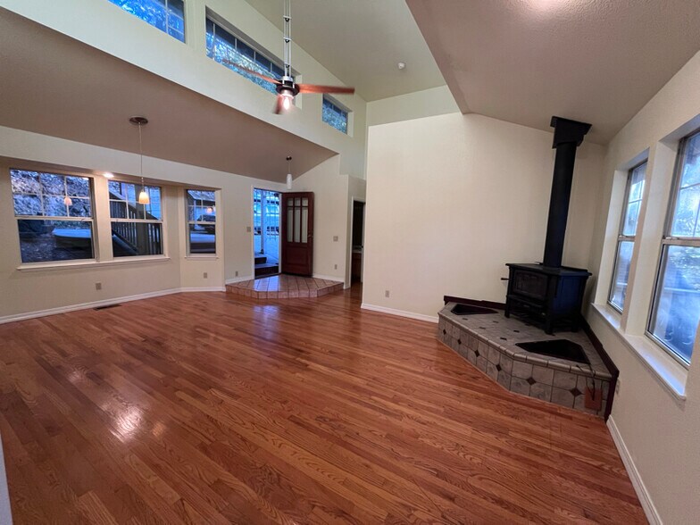 Building Photo - 14959 Drake Rd