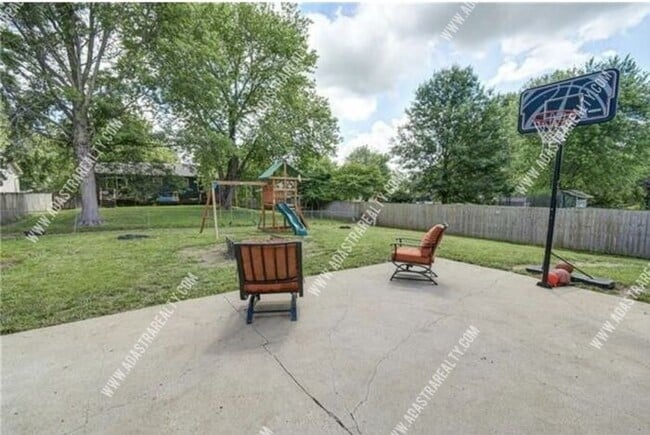 Building Photo - Gorgeous Blue Springs Home-Available in SEPTEMBER!!