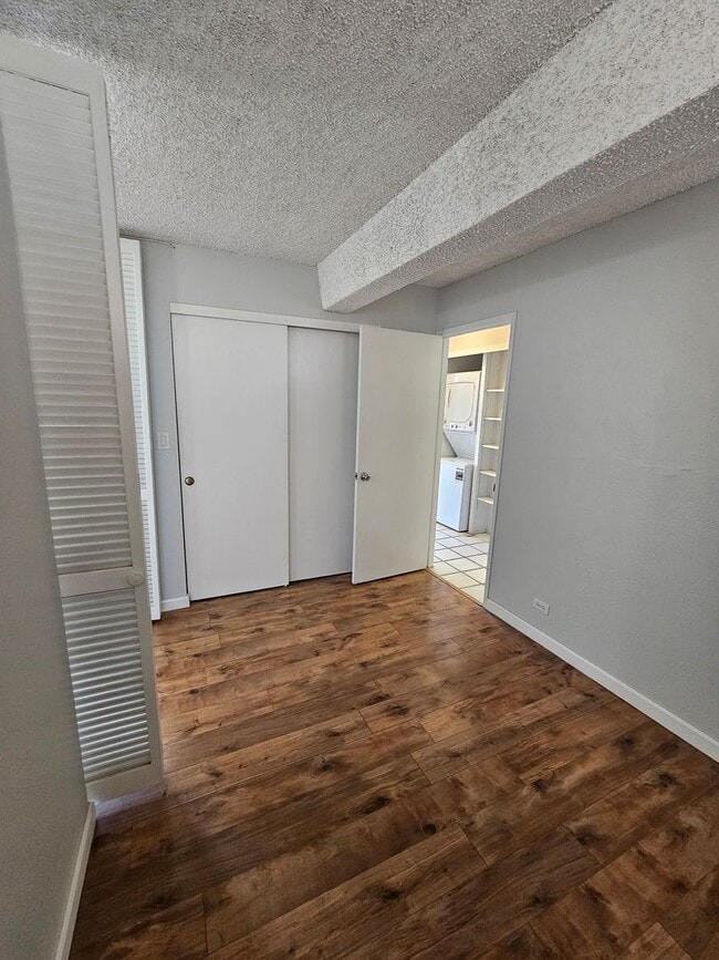 Building Photo - Bright 2-Bedroom Condo with Lanai