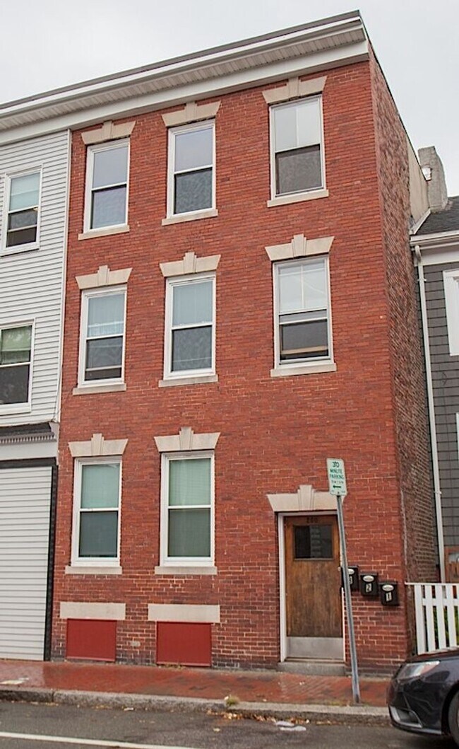 Building Photo - 3Br/1Bth in GREAT location!  Laundry in the building, new appliances.