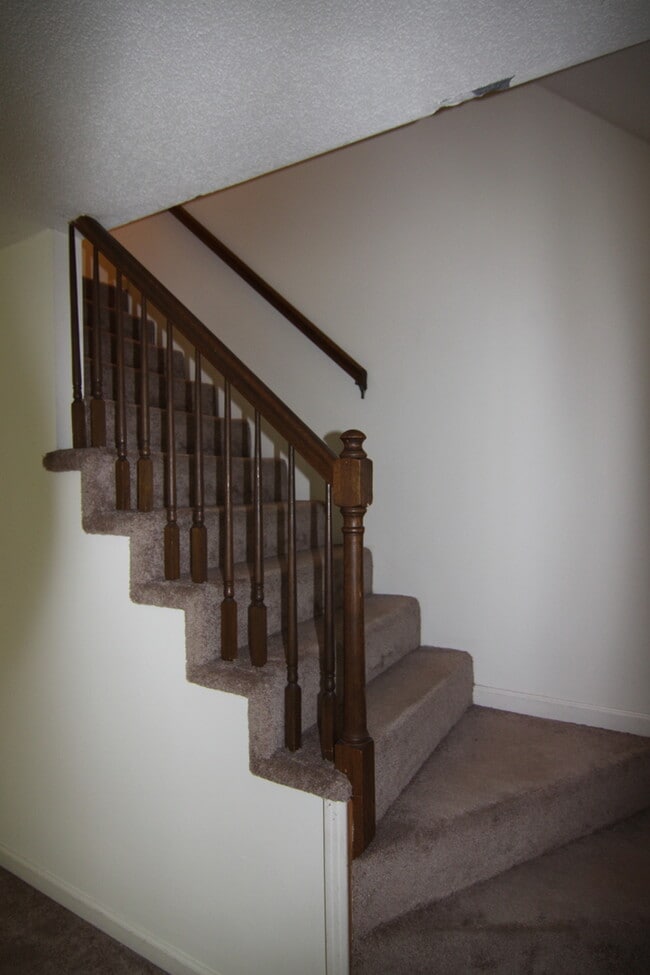 Building Photo - 4 Bedroom Pet Friendly Home For Rent Near Post!