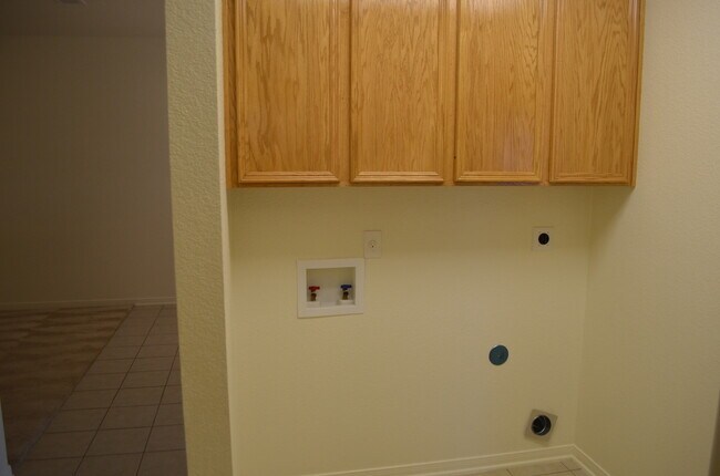 Building Photo - 910 Rebecca Ln