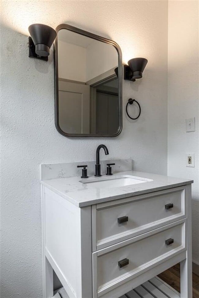 Building Photo - Beautifully remodeled single family home, ...