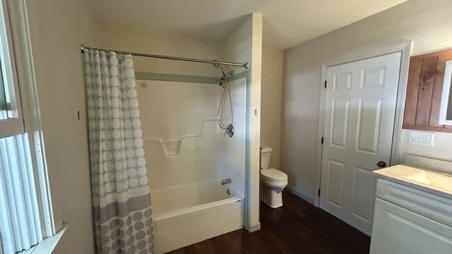 Building Photo - Spacious 4-Bedroom Apartment for Rent in S...