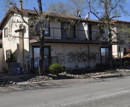 Building Photo - Redding townhome close to shopping with 1 car garage