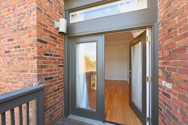 Building Photo - **PERFECTLY SITUATED TOWNHOME IN GREEN HIL...