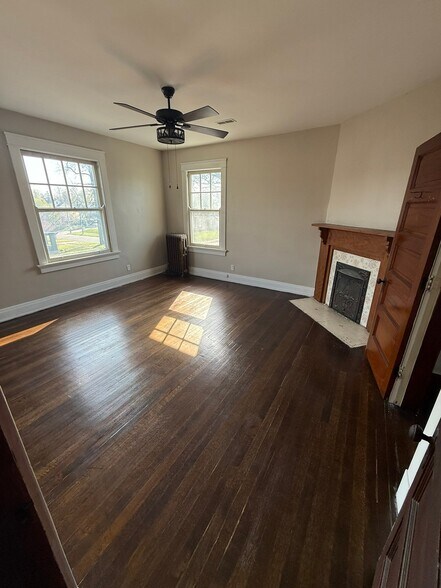 Building Photo - 907 Main St