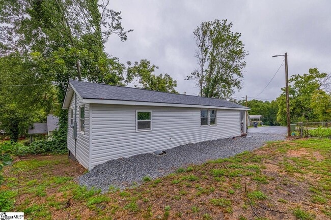 Building Photo - 611 Hunters Ct