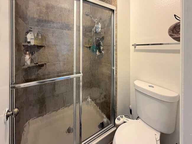 Building Photo - $0 DEPOSIT OPTION. SPACIOUS 4-BEDROOM CENT...