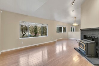 Building Photo - ONE LEVEL LIVING in Peaceful & Private Location!