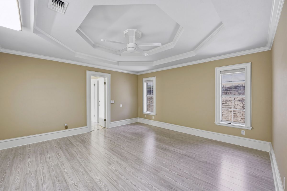 Building Photo - 609 E Cardinal Ave