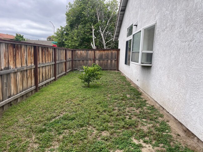 Building Photo - 3br/2ba Home on corner lot