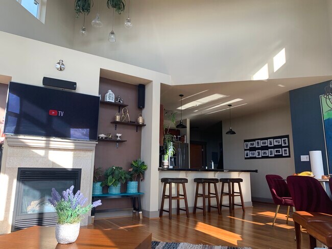 Building Photo - 1840 25th Ave NE