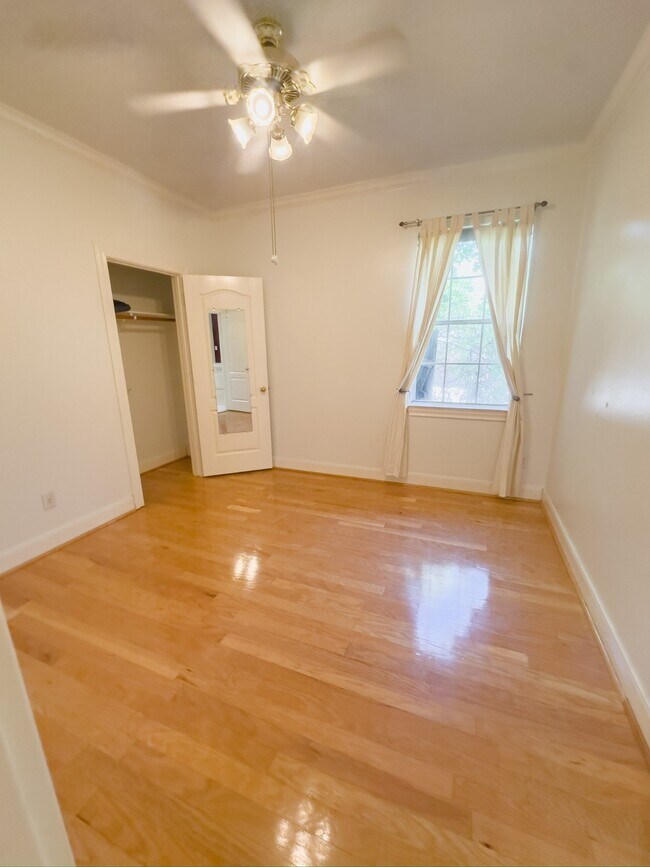 Building Photo - 1648 Lakeside Enclave Dr