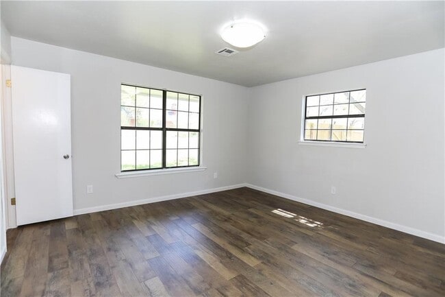 Building Photo - 1005 Robin Haven Dr