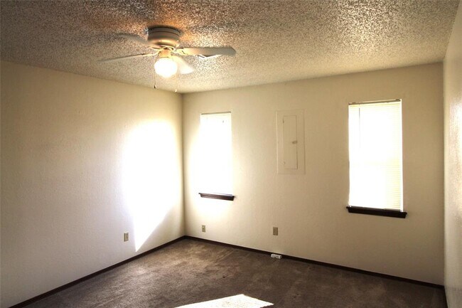 Building Photo - 316 Falcon Ct