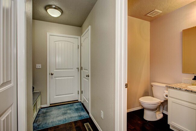 Building Photo - Beautiful 6 bed 2.5 bath home located in t...