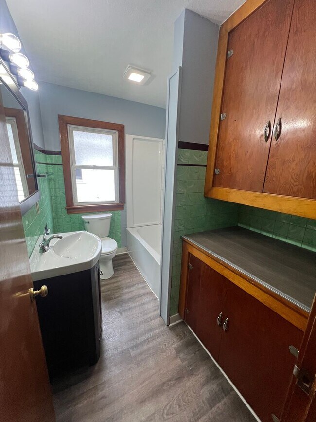 Building Photo - Spacious 2 bedroom home!