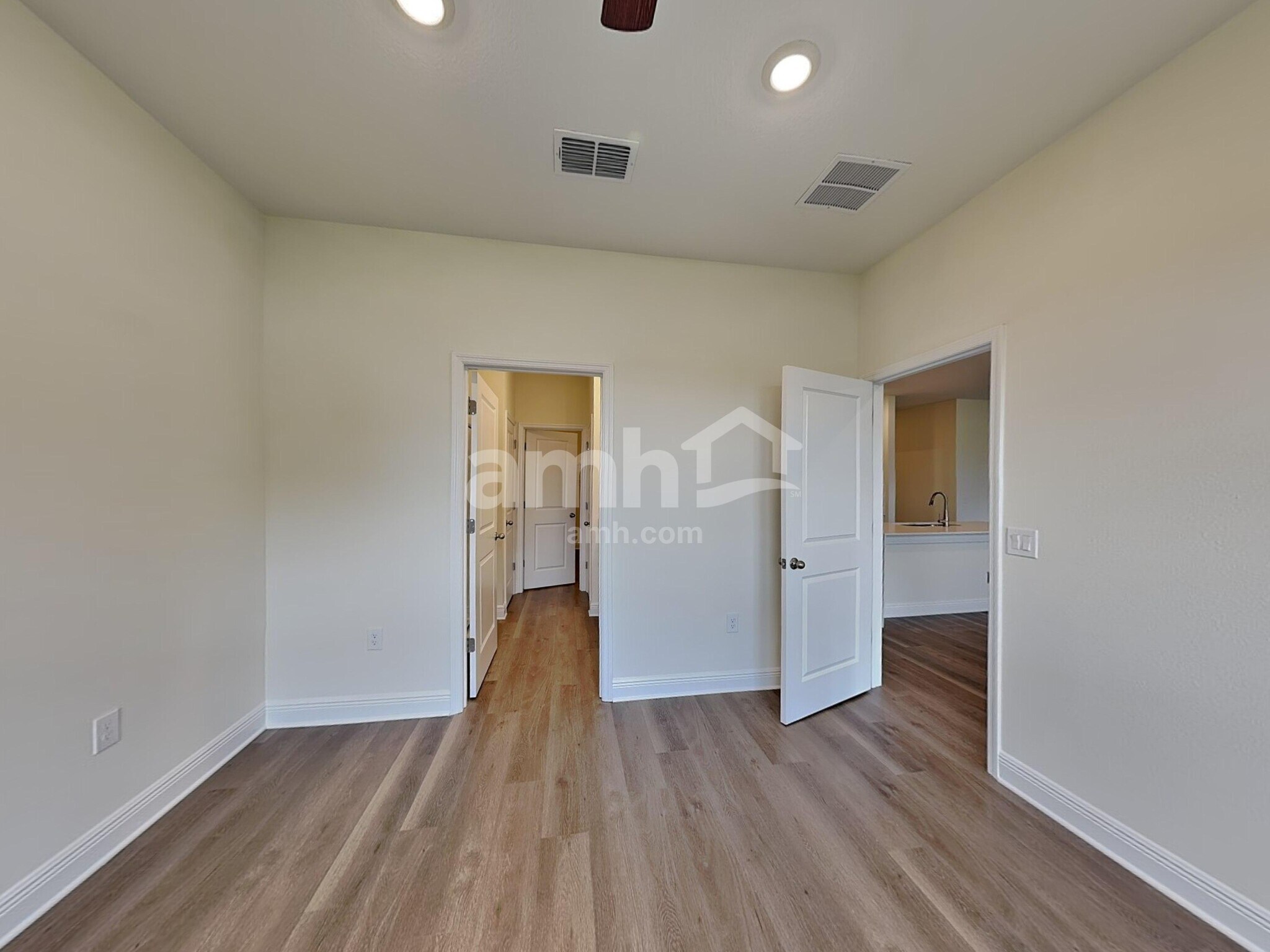 Building Photo - 5955 Pinewood Ests Dr