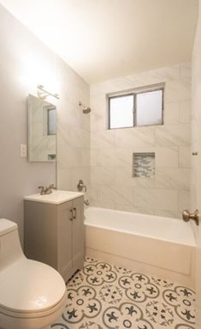 Building Photo - 2 Bed 1 Bath Remodeled Apartment in Long B...
