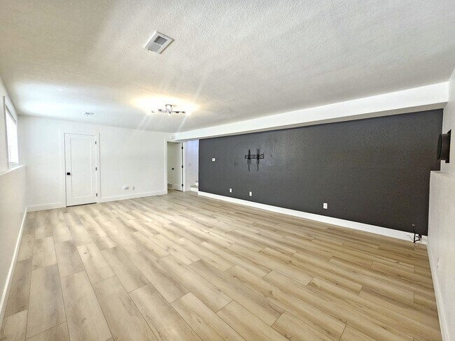 Building Photo - $2,995 - 5 Bed / 3 Bath Beautiful Home in ...