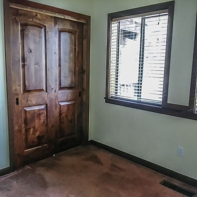 Building Photo - Charming 3-bedroom Lodge-Style Townhouse