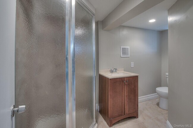 Building Photo - 535 E Walnut St