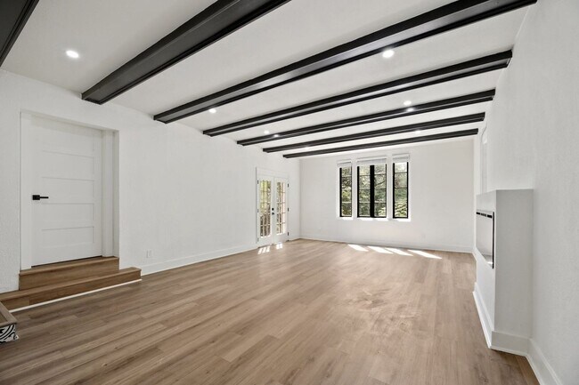 Building Photo - 9 bed 4 bath, available 2026!!