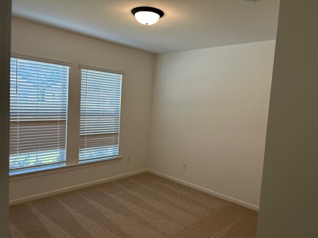 Building Photo - 41360 Rosewood Ln