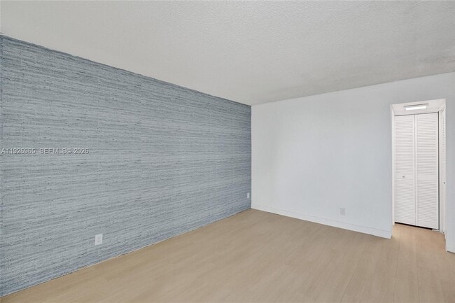 Building Photo - 100 Bayview Dr