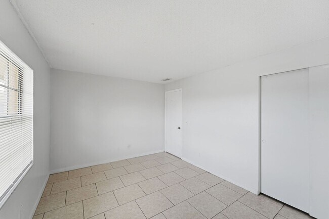 Building Photo - Modern & Spacious 2-Bedroom Apartment in Serene Oakridge Orlando