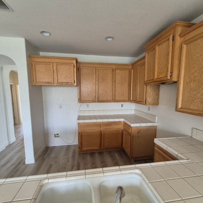 Building Photo - New Flooring throughout; Nice Elk Grove 3 bedroom home! Single story