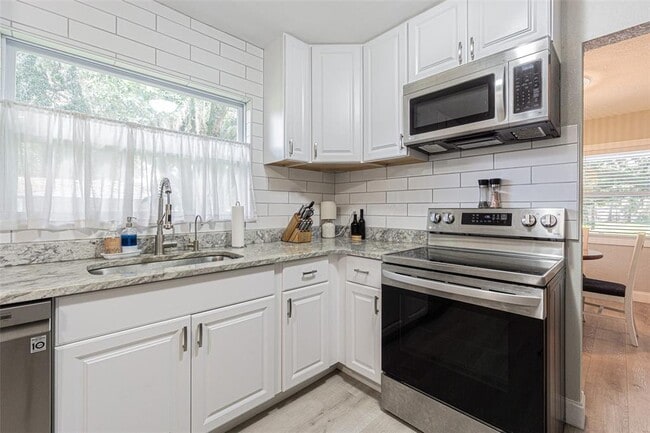 Building Photo - 701 W Henry Ave