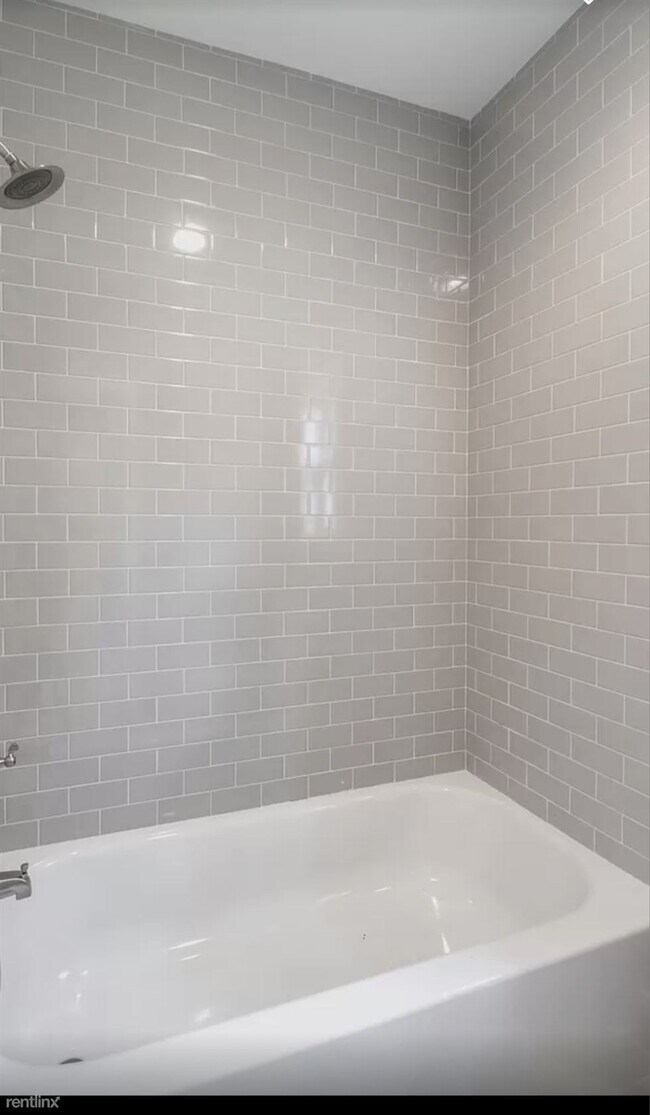 Building Photo - 4 br, 2.5 bath House - 421 Moore Avenue B