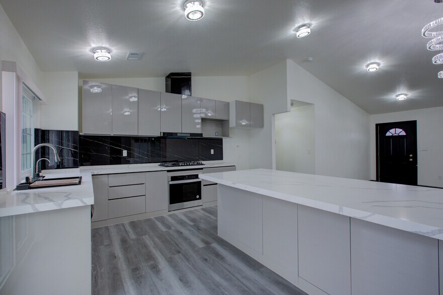 Building Photo - 9855 Douglas Ave