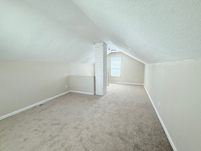 Building Photo - This beautifully updated 3-bedroom, 1-bath...