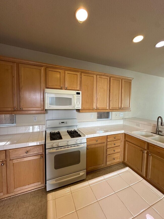 Building Photo - Charming 4-bedroom, 2.5-bathroom home