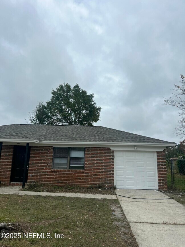 Primary Photo - 2407 Alden Trace Blvd W